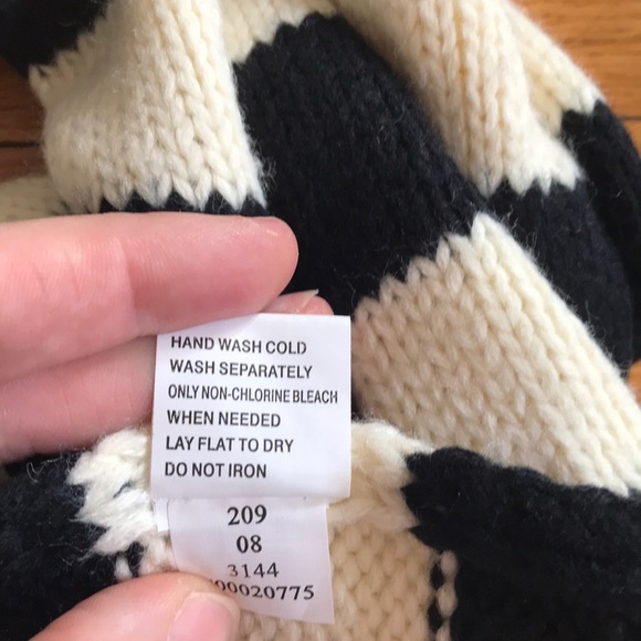 BUNDLE: Steve Madden black gloves & Target scarf - Picture 12 of 13